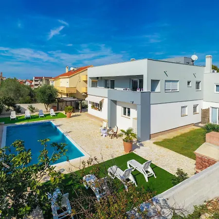 Lari Apartman *